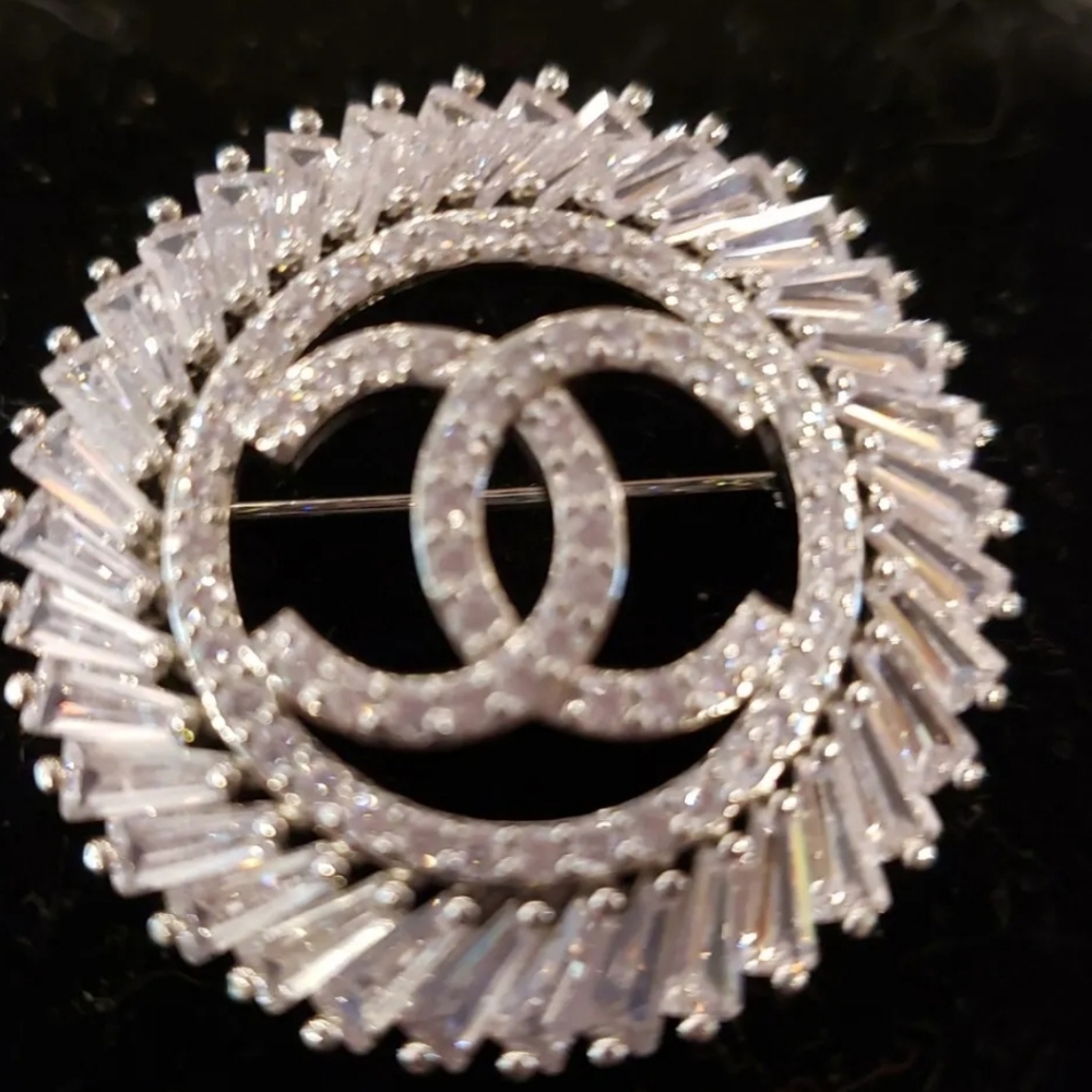 Brooche chanel logo